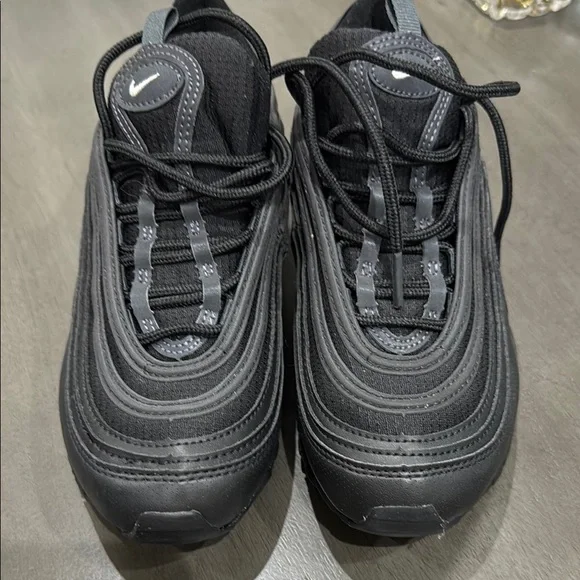 Nike AirMax Black and Gray Youth Shoes - Picture 4 of 6